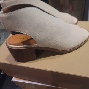FEMALE SANDAL BY LUCKY BRAND